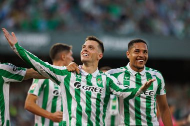 Giovani Lo Celso, Estadio Benito Villamarin 'de Real Betis Balompie ve Getafe CF takımları arasında oynanan LaLiga EASPORTS maçında Diego Llorente, Vitor Roque ile gol attıktan sonra kutluyor.)