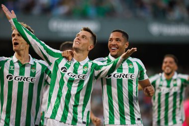 Giovani Lo Celso, Estadio Benito Villamarin 'de Real Betis Balompie ve Getafe CF takımları arasında oynanan LaLiga EASPORTS maçında Diego Llorente, Vitor Roque ile gol attıktan sonra kutluyor.)
