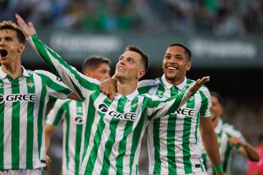 Giovani Lo Celso, Estadio Benito Villamarin 'de Real Betis Balompie ve Getafe CF takımları arasında oynanan LaLiga EASPORTS maçında Diego Llorente, Vitor Roque ile gol attıktan sonra kutluyor.)