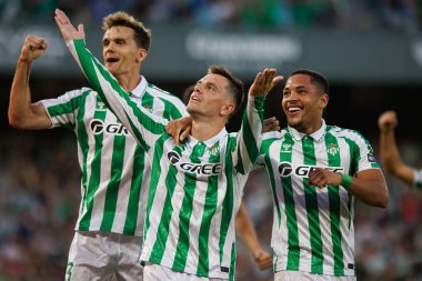 Giovani Lo Celso, Estadio Benito Villamarin 'de Real Betis Balompie ve Getafe CF takımları arasında oynanan LaLiga EASPORTS maçında Diego Llorente, Vitor Roque ile gol attıktan sonra kutluyor.)
