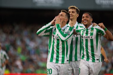 Giovani Lo Celso, Estadio Benito Villamarin 'de Real Betis Balompie ve Getafe CF takımları arasında oynanan LaLiga EASPORTS maçında Diego Llorente, Vitor Roque ile gol attıktan sonra kutluyor.)