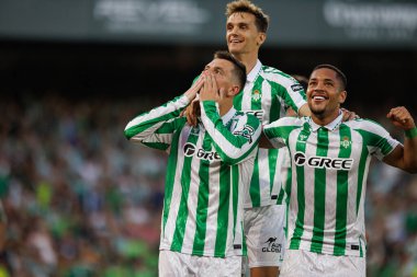 Giovani Lo Celso, Estadio Benito Villamarin 'de Real Betis Balompie ve Getafe CF takımları arasında oynanan LaLiga EASPORTS maçında Diego Llorente, Vitor Roque ile gol attıktan sonra kutluyor.)