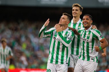 Giovani Lo Celso, Estadio Benito Villamarin 'de Real Betis Balompie ve Getafe CF takımları arasında oynanan LaLiga EASPORTS maçında Diego Llorente, Vitor Roque ile gol attıktan sonra kutluyor.)