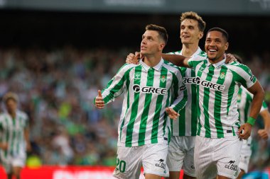 Giovani Lo Celso, Estadio Benito Villamarin 'de Real Betis Balompie ve Getafe CF takımları arasında oynanan LaLiga EASPORTS maçında Diego Llorente, Vitor Roque ile gol attıktan sonra kutluyor.)