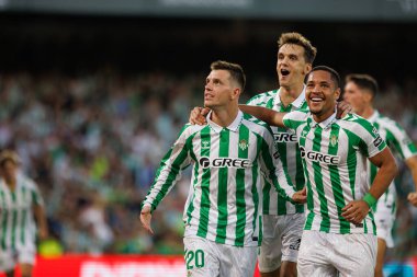 Giovani Lo Celso, Estadio Benito Villamarin 'de Real Betis Balompie ve Getafe CF takımları arasında oynanan LaLiga EASPORTS maçında Diego Llorente, Vitor Roque ile gol attıktan sonra kutluyor.)