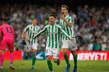 Giovani Lo Celso, LaLiga EASPORTS maçında Estadio Benito Villamarin 'de Real Betis Balompie ve Getafe CF takımları arasında Diego Llorente ile attığı golü kutluyor.)
