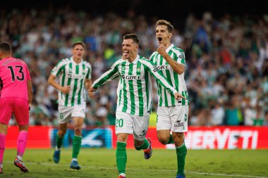 Giovani Lo Celso, LaLiga EASPORTS maçında Estadio Benito Villamarin 'de Real Betis Balompie ve Getafe CF takımları arasında Diego Llorente ile attığı golü kutluyor.)