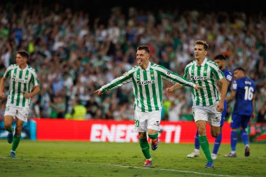 Giovani Lo Celso, LaLiga EASPORTS maçında Estadio Benito Villamarin 'de Real Betis Balompie ve Getafe CF takımları arasında Diego Llorente ile attığı golü kutluyor.)