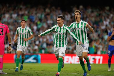 Giovani Lo Celso, LaLiga EASPORTS maçında Estadio Benito Villamarin 'de Real Betis Balompie ve Getafe CF takımları arasında Diego Llorente ile attığı golü kutluyor.)