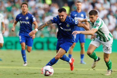 Alex Sola, Romain Perraud LaLiga EASPORTS maçı sırasında Real Betis Balompie ve Getafe CF takımları arasında Estadio Benito Villamarin 'de (Maciej Rogowski)