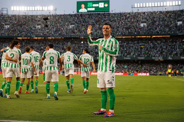 Giovani Lo Celso, Estadio Benito Villamarin 'deki Real Betis Balompie ve Getafe CF takımları arasındaki LaLiga EASPORTS maçında gol attıktan sonra kutluyor (Maciej Rogowski)