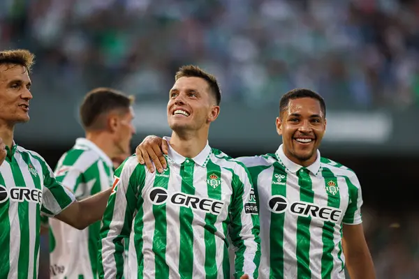 Giovani Lo Celso, Estadio Benito Villamarin 'de Real Betis Balompie ve Getafe CF takımları arasında oynanan LaLiga EASPORTS maçında Diego Llorente, Vitor Roque ile gol attıktan sonra kutluyor.)