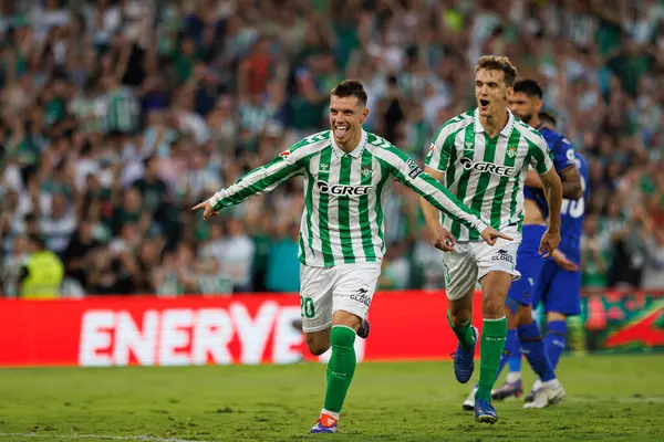 Giovani Lo Celso, Estadio Benito Villamarin 'deki Real Betis Balompie ve Getafe CF takımları arasındaki LaLiga EASPORTS maçında gol attıktan sonra kutluyor (Maciej Rogowski)