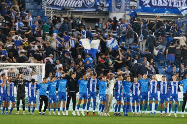 Deportivo Alaves taraftarları, Estadio Mendizorroza 'da (Maciej Rogowski) Deportivo Alaves ve Sevilla FC takımları arasında oynanan maçta oyuncularla kutlama yaparken görüldü.)