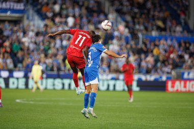 Dodi Lukebakio, Manuel Sanchez LaLiga EA SPORTS maçı sırasında Estadio Mendizorroza 'da Deportivo Alaves ve Sevilla FC takımları arasında görüldü (Maciej Rogowski)