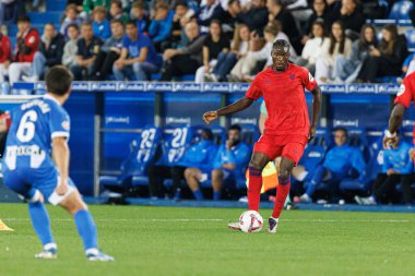 Lucien Agoume, Estadio Mendizorroza 'daki Deportivo Alaves ve Sevilla FC takımları arasında oynanan LaLiga EA SPORTS maçı sırasında görüldü (Maciej Rogowski)