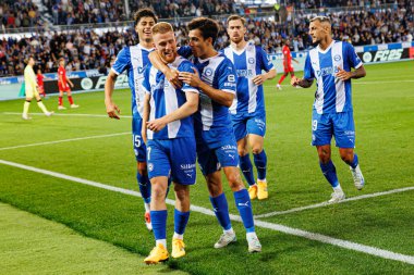 Carlos Vicente, LaLiga EA SPORTS maçında Estadio Mendizorroza 'da Deportivo Alaves ve Sevilla FC takımları arasında attığı golü kutlarken görüldü (Maciej Rogowski)