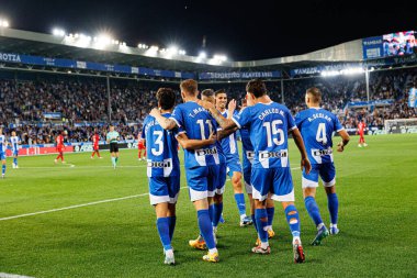 Carlos Vicente, LaLiga EA SPORTS maçında Estadio Mendizorroza 'da Deportivo Alaves ve Sevilla FC takımları arasında attığı golü kutlarken görüldü (Maciej Rogowski)