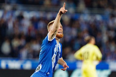 Carlos Vicente, LaLiga EA SPORTS maçında Estadio Mendizorroza 'da Deportivo Alaves ve Sevilla FC takımları arasında gol attıktan sonra kutlama yaparken görüldü (Maciej Rogowski)