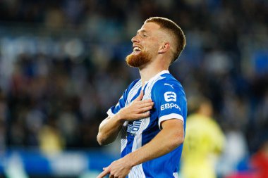 Carlos Vicente, LaLiga EA SPORTS maçında Estadio Mendizorroza 'da Deportivo Alaves ve Sevilla FC takımları arasında gol attıktan sonra kutlama yaparken görüldü (Maciej Rogowski)