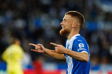 Carlos Vicente, LaLiga EA SPORTS maçında Estadio Mendizorroza 'da Deportivo Alaves ve Sevilla FC takımları arasında gol attıktan sonra kutlama yaparken görüldü (Maciej Rogowski)