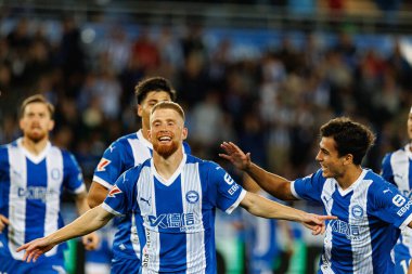 Carlos Vicente, LaLiga EA SPORTS maçında Estadio Mendizorroza 'da Deportivo Alaves ve Sevilla FC takımları arasında gol attıktan sonra kutlama yaparken görüldü (Maciej Rogowski)