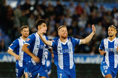 Carlos Vicente, LaLiga EA SPORTS maçında Estadio Mendizorroza 'da Deportivo Alaves ve Sevilla FC takımları arasında gol attıktan sonra kutlama yaparken görüldü (Maciej Rogowski)