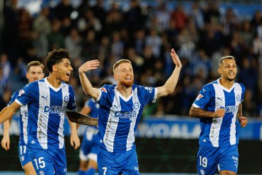 Carlos Vicente, LaLiga EA SPORTS maçında Estadio Mendizorroza 'da Deportivo Alaves ve Sevilla FC takımları arasında gol attıktan sonra kutlama yaparken görüldü (Maciej Rogowski)