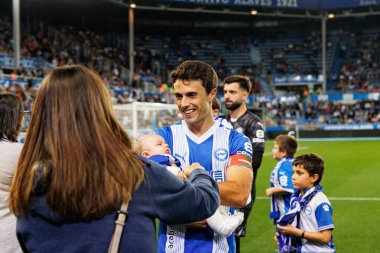 Estadio Mendizorroza 'da (Maciej Rogowski) Deportivo Alaves ve Sevilla FC takımları arasında LaLiga EA SPORTS maçı sırasında çocuğuyla birlikte görüldü.)