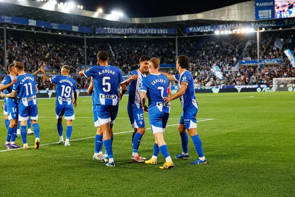 Carlos Vicente, LaLiga EA SPORTS maçında Estadio Mendizorroza 'da Deportivo Alaves ve Sevilla FC takımları arasında attığı golü kutlarken görüldü (Maciej Rogowski)