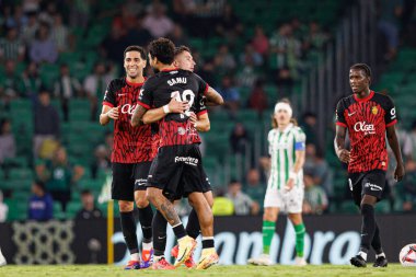 Valery Fernandez, Estadio Benito Villamarin 'de Real Betis Balompie ve RCD Mallorca takımları arasında oynanan LaLiga EASPORTS maçında attığı golü tüm takım ile birlikte attıktan sonra kutluyor.)