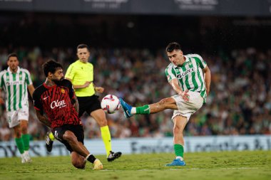 Samuel Costa, Marc Roca LaLiga EASPORTS maçı sırasında Real Betis Balompie ve RCD Mallorca takımları arasında Estadio Benito Villamarin (Maciej Rogowski)
