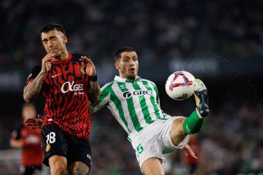 Antonio Sanchez, Romain Perraud LaLiga EASPORTS maçında Real Betis Balompie ve RCD Mallorca takımları arasında Estadio Benito Villamarin 'de (Maciej Rogowski)