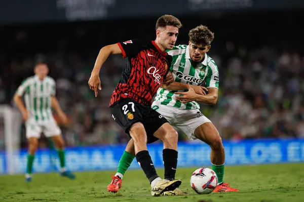 Robert Navarro, Ez Abde, Abdessamad Ezzalzouli LaLiga EASPORTS maçı sırasında Real Betis Balompie ve RCD Mallorca takımları arasında Estadio Benito Villamarin (Maciej Rogowski))