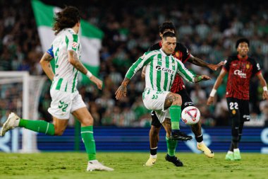 Chimy Avila, Samuel Costa LaLiga EASPORTS maçı sırasında Real Betis Balompie ve RCD Mallorca takımları arasında Estadio Benito Villamarin 'de (Maciej Rogowski)