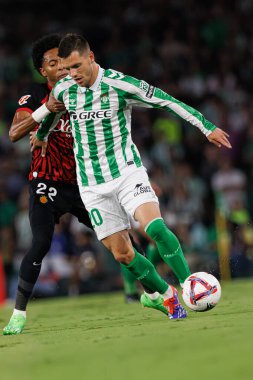 Estadio Benito Villamarin 'deki Real Betis Balompie ve RCD Mallorca takımları arasındaki LaLiga EASPORTS maçı sırasında Johan Mojica, Giovani Lo Celso (Maciej Rogowski))