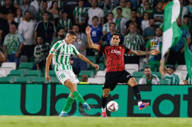 Sergi Altimira, Omar Mascarell LaLiga EASPORTS maçı sırasında Real Betis Balompie ve RCD Mallorca takımları arasında Estadio Benito Villamarin 'de (Maciej Rogowski)