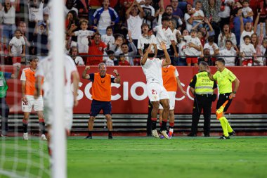 Chidera Ejuke, Estadio Ramon Sanchez Pizjuan 'daki Sevilla FC ve Real Valladolid takımları arasında oynanan LaLiga EA SPORTS maçında gol attıktan sonra kutlama yaparken görüldü (Maciej Rogowski)