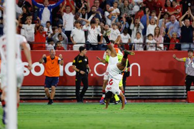 Chidera Ejuke, Estadio Ramon Sanchez Pizjuan 'daki Sevilla FC ve Real Valladolid takımları arasında oynanan LaLiga EA SPORTS maçında gol attıktan sonra kutlama yaparken görüldü (Maciej Rogowski)