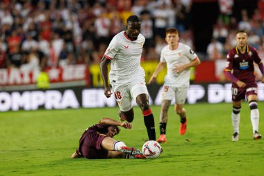 Lucien Agoumem, Mario Martin LaLiga EA SPORTS maçı sırasında Sevilla FC ve Real Valladolid takımları arasında Estadio Ramon Sanchez Pizjuan (Maciej Rogowski)