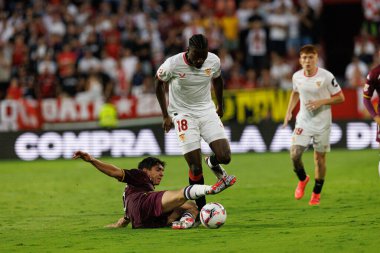 Lucien Agoumem, Mario Martin LaLiga EA SPORTS maçı sırasında Sevilla FC ve Real Valladolid takımları arasında Estadio Ramon Sanchez Pizjuan (Maciej Rogowski)