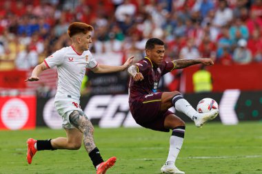 Valentin Barco, Darwin Machis, LaLiga EA SPORTS maçı sırasında Sevilla FC ve Real Valladolid takımları arasında Estadio Ramon Sanchez Pizjuan (Maciej Rogowski)