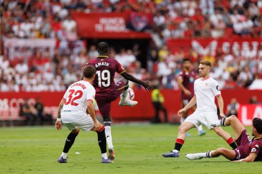 Jose Angel Carmona, Amath Ndiaye LaLiga EA SPORTS maçı sırasında Estadio Ramon Sanchez Pizjuan 'da Sevilla FC ve Real Valladolid takımları arasında görüldü (Maciej Rogowski)