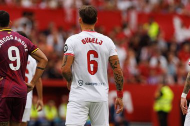 Estadio Ramon Sanchez Pizjuan 'da Sevilla FC ve Real Valladolid takımları arasında LaLiga EA SPORTS maçı sırasında görülen Nemanja Gudelj (Maciej Rogowski)