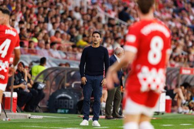 Michel, LaLiga EA SPORTS maçı sırasında Girona FC ve Rayo Vallecano takımları arasında Estadi Montilivi 'de görüldü (Maciej Rogowski)