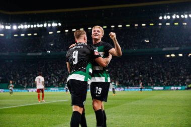 Viktor Gyokeres, Estadio Jose Alvalade 'de (Maciej Rogowski) Sporting CP ve AVS Futebol SAD takımları arasında oynanan Liga Portekiz maçında Conrad Harder ile gol attıktan sonra kutlama yaparken görüldü.)