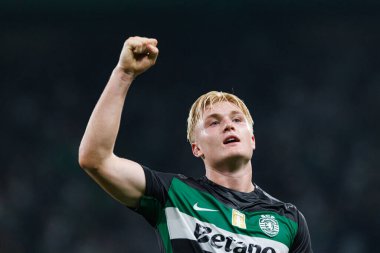 Conrad Harder, Liga Portekiz maçında Estadio Jose Alvalade (Maciej Rogowski) 'deki Sporting CP ve AVS Futebol SAD takımları arasında gol attıktan sonra kutlama yaparken görüldü.)