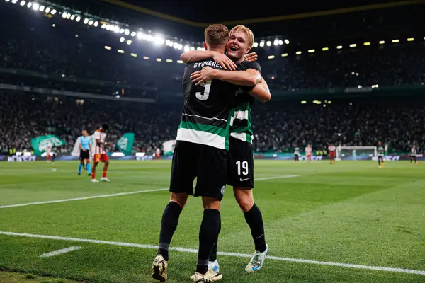 Viktor Gyokeres, Estadio Jose Alvalade 'de (Maciej Rogowski) Sporting CP ve AVS Futebol SAD takımları arasında oynanan Liga Portekiz maçında Conrad Harder ile gol attıktan sonra kutlama yaparken görüldü.)