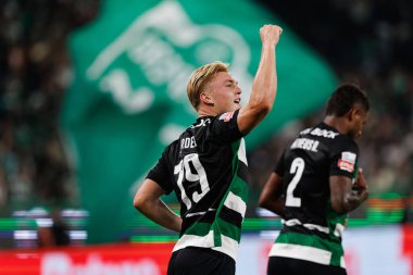 Conrad Harder, Estadio Jose Alvalade 'de (Maciej Rogowski) Sporting CP ve AVS Futebol SAD takımları arasında oynanan Liga Portekiz maçında gol attıktan sonra bunu kutluyor.)