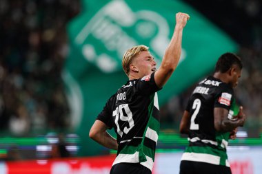 Conrad Harder, Estadio Jose Alvalade 'de (Maciej Rogowski) Sporting CP ve AVS Futebol SAD takımları arasında oynanan Liga Portekiz maçında gol attıktan sonra bunu kutluyor.)